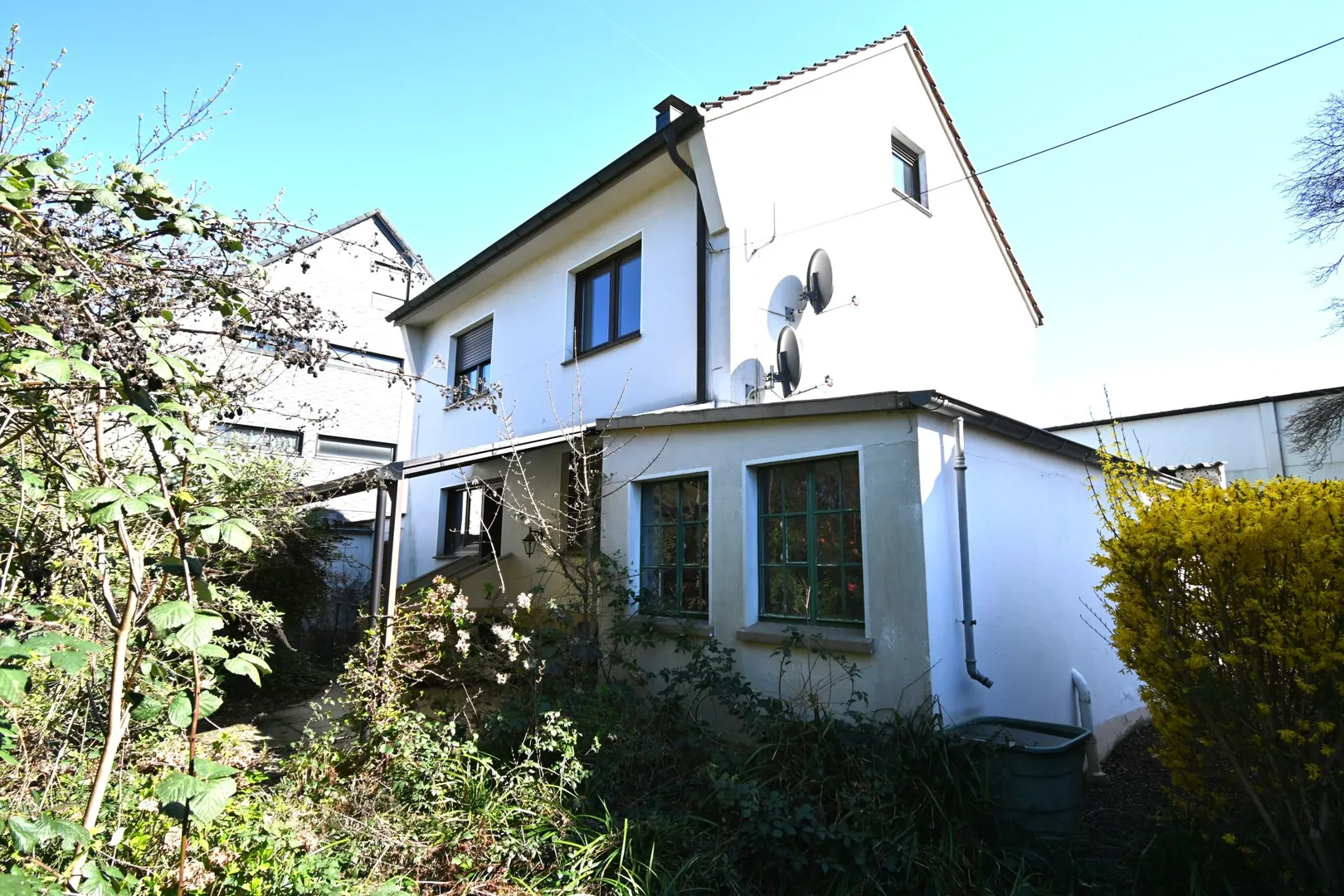 **** Vielseitiges Zweifamilienhaus mit großzügigem Garten... ****