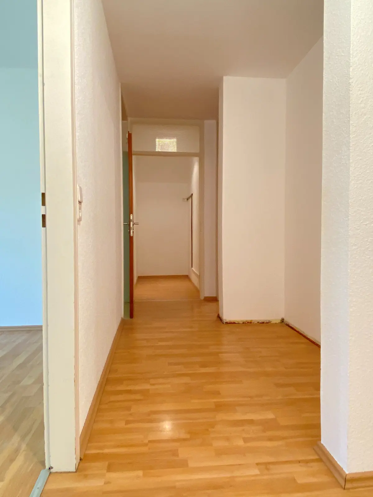 Flur mit Nische Richtung Zi.1, Zi.2 und Abstellkammer