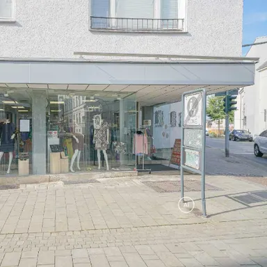 Ladenlokal mit großer Schaufensterfront in der Ratinger Innenstadt