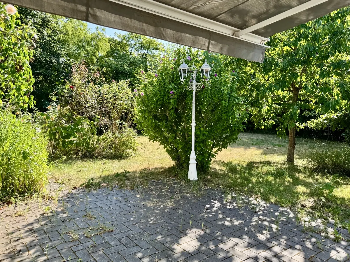 Terrasse mit elektrischer Markise