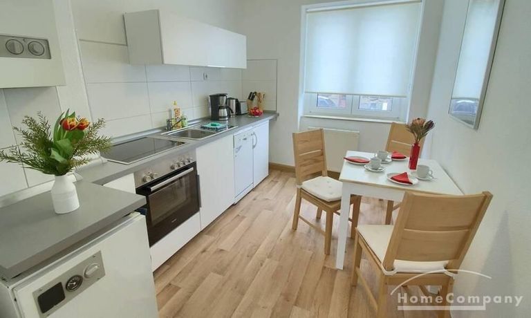 Wohnk&uuml;che mit Backofen und Sp&uuml;lmaschine