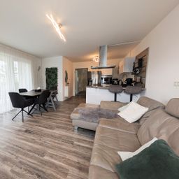 Moderne Erdgeschosswohnung mit überdachter Terrasse und Garten
