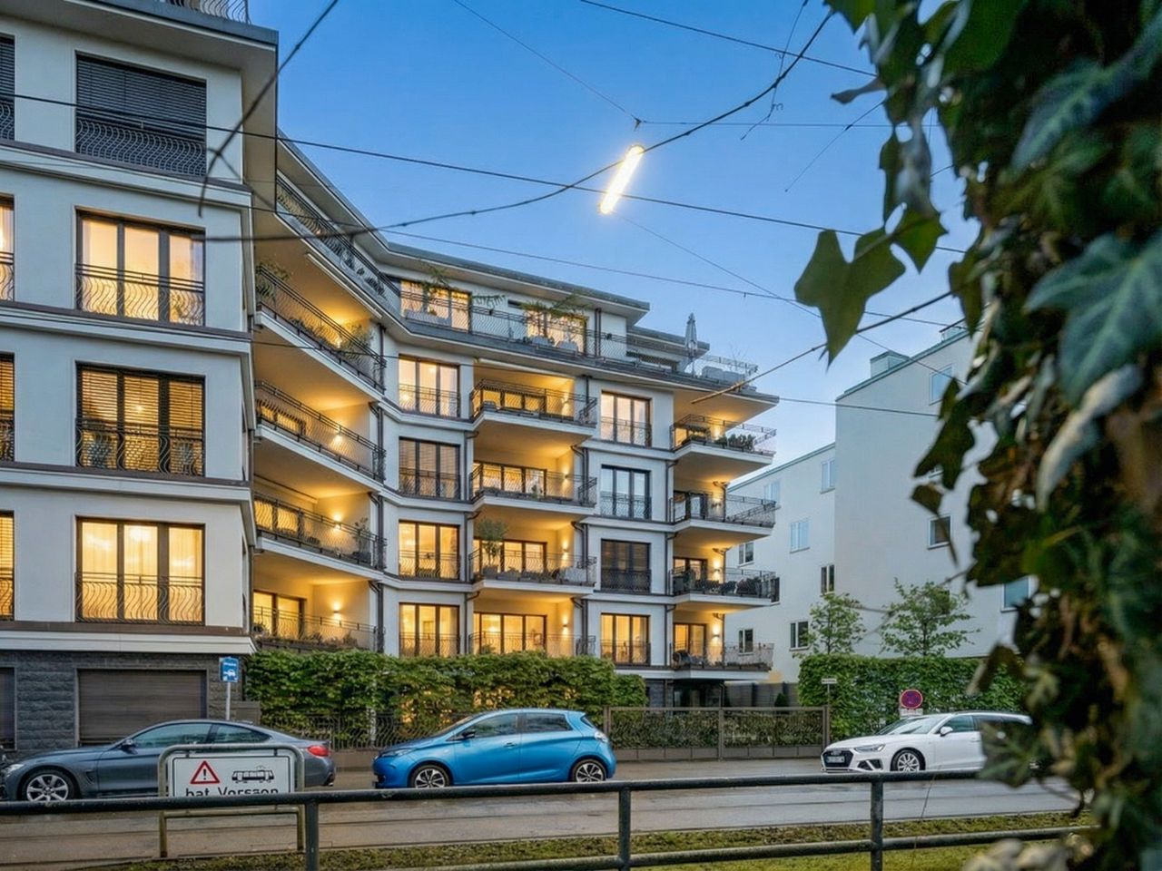 Elegantes Ambiente bei Dämmerung