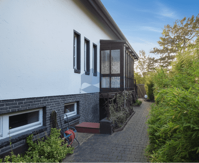 Einfamilienhaus mit Einliegerwohnung und getrenntem Zugang