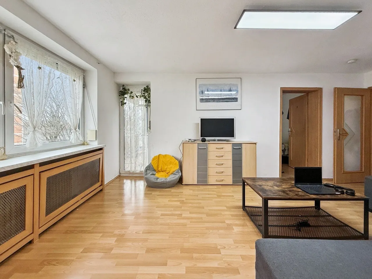 Wohnbereich und Zugang zum Balkon
