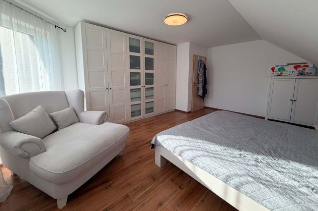 Schlafzimmer (DG)