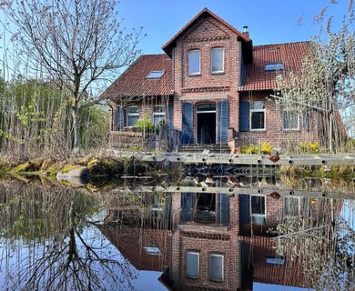 Großzügiges Zweifamilienhaus mit eigenen Stallungen und Weideflächen (1,3 Hektar)