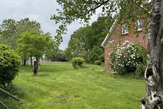 Ferienhaus mit Dauerwohnsitz – solides Landhaus im Grünen
