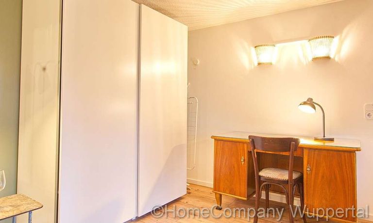 Schreibtisch & Kleiderschrank