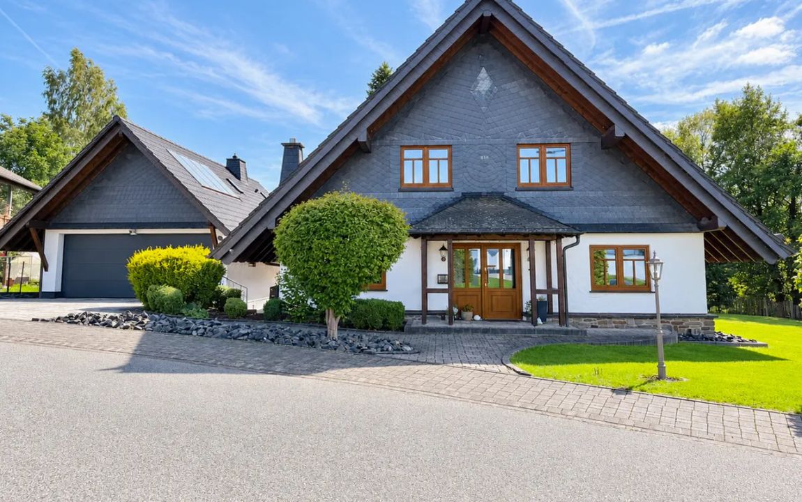 Besondere Architektur trifft großzügiges Wohnen – Einfamilienhaus mit Pool, Nebengebäude uvm.!