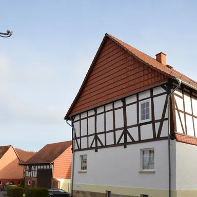 Ein schönes 2-Familienhaus in bester Lage! Ideal für Familie mit Kindern! Pferdehaltung möglich! Ruhige Lage!