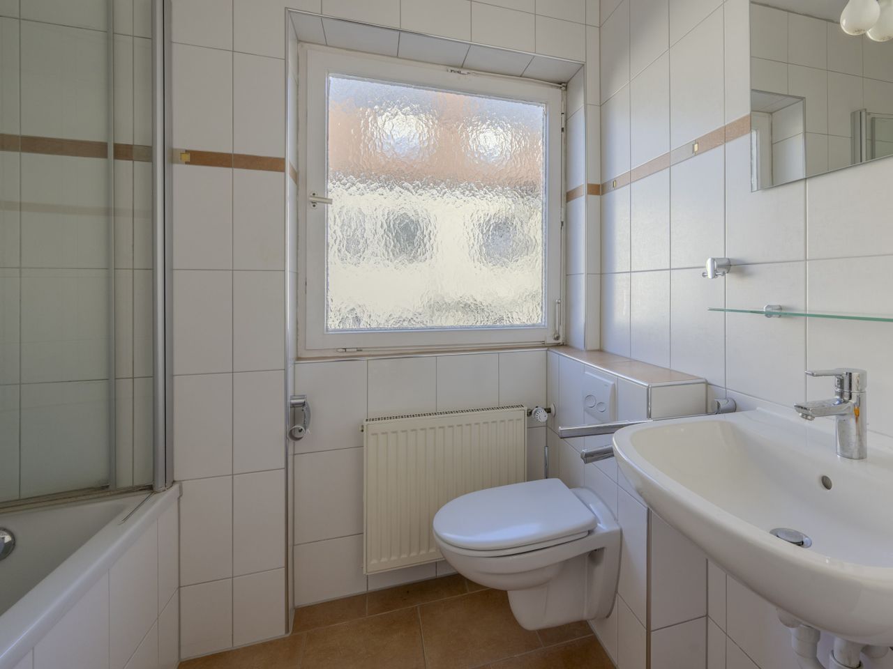 Badezimmer mit Wanne und WC