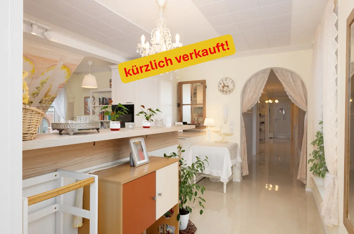 Küchen- und Fluransicht.