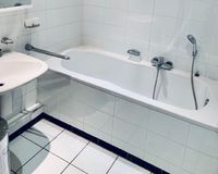 Bad mit Wanne und Dusche