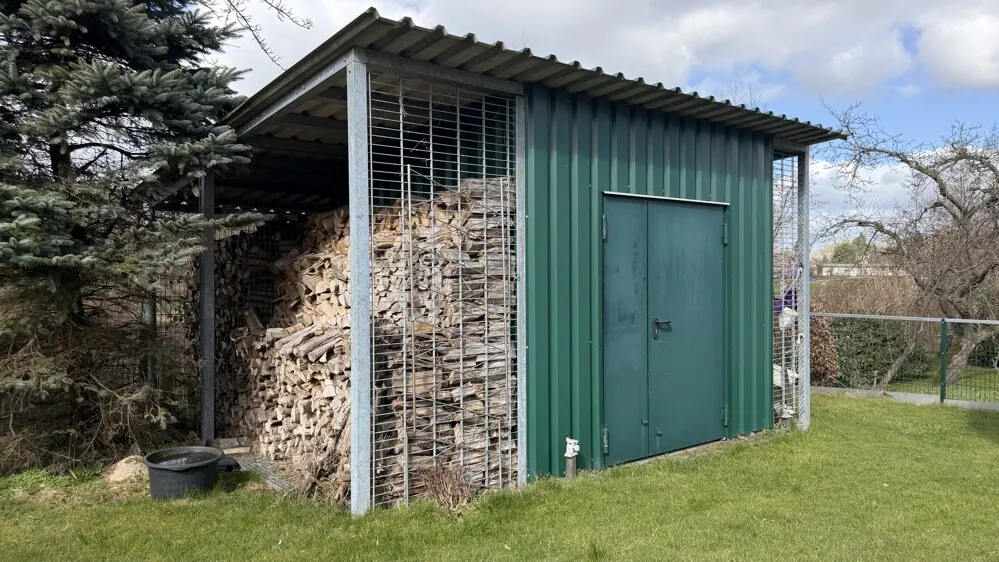 mit Nebengebäude - Platz für Holz und Gartengeräte