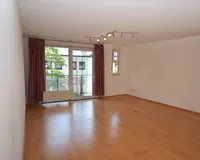 Wohnraum mit Schiebetür zum Balkon