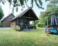 Garten mit Nebengebäude
