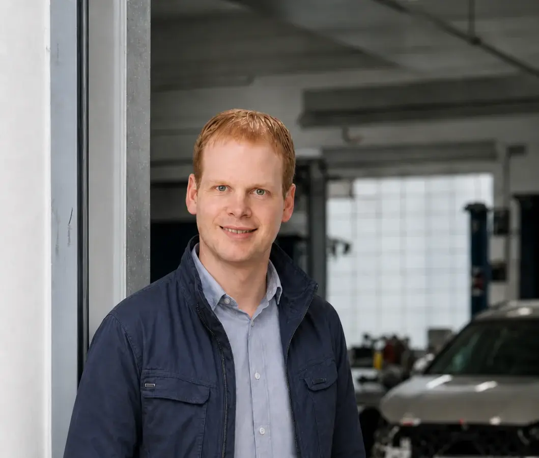 paessens-portrait-gutachter-werkstatt Johannes Paeßens, Kfz-Gutachter am Niederrhein, in der Werkstatt