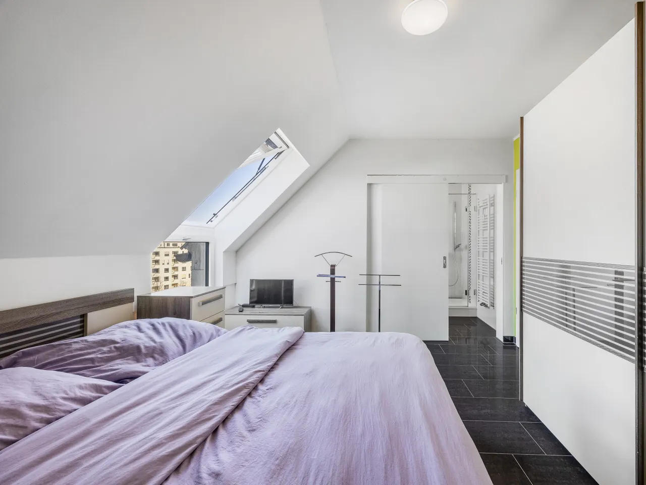 Schlafzimmer mit Bad en Suite im Obergeschoss