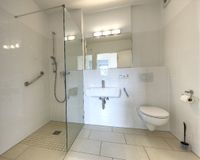 modernes Duschbad bodengleich 