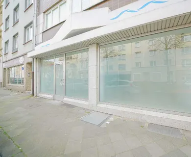 Oberrath: Gut sichtbare Praxis-/Ausstellungsfläche mit großer Schaufensterfront