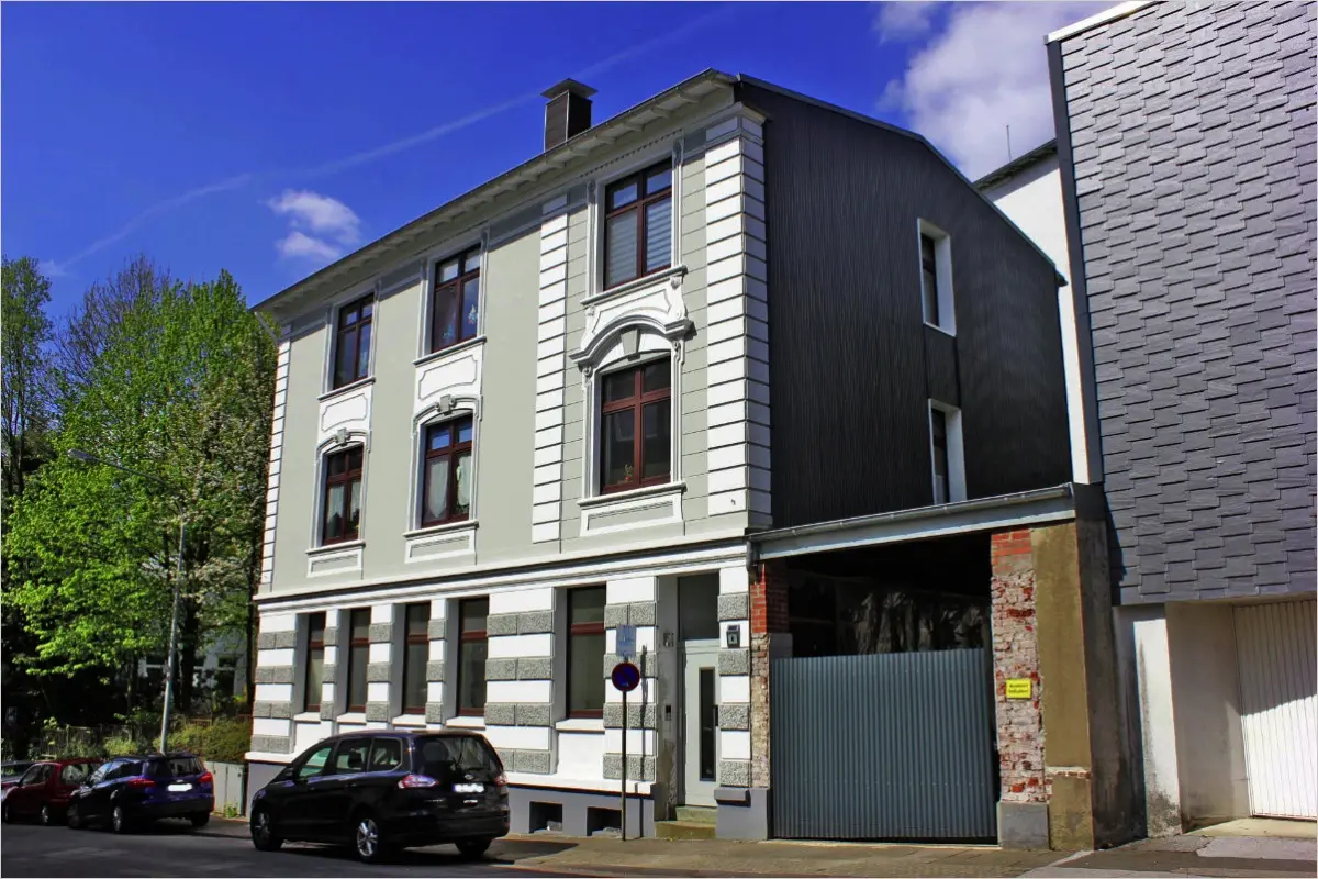Blick auf die historische Vorderfront des Dreifamilienhauses in Remscheid