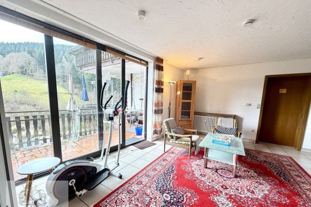 Wohnzimmer mit großen Fenster