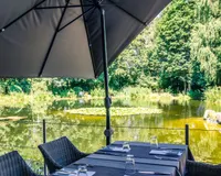 ...mit Blick auf den Teich 