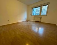 Schlafzimmer mit elektrischen Roläden