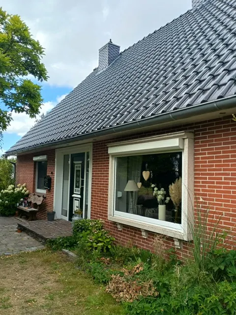 Seitenansicht mit Eingang