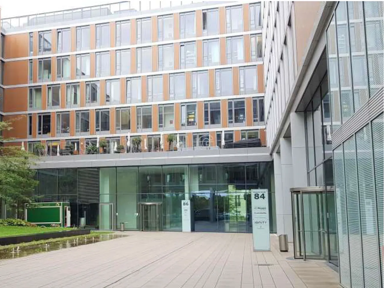 Eingangsbereich außen (©Deka Immobilien)