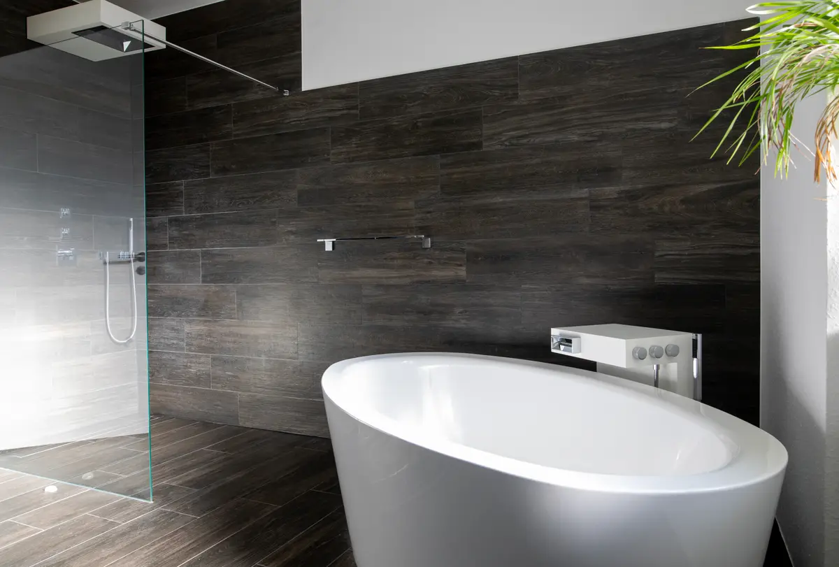 Freistehende Wanne und bodenebene Dusche