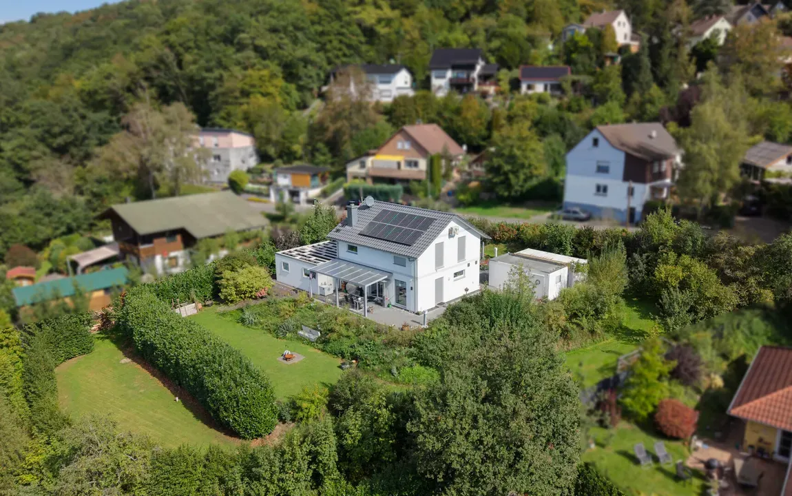 Smart & energieeffizient: Gepflegtes Einfamilienhaus mit Garagen in idyllischer Lage von Windeck!