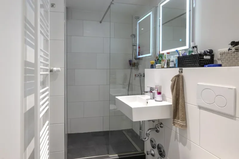 Neues Badezimmer mit Dusche - innenliegend