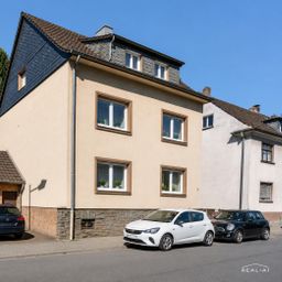 Freistehendes Zweifamilienhaus in zentraler Lage mit Garten und direktem Zugang zum Mühlenbach