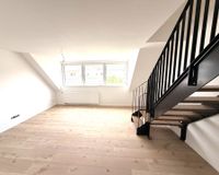Wohnzimmer mit Treppe