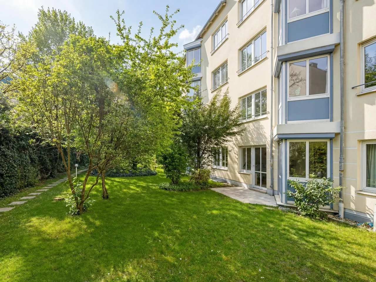 Gemeinschaftsgarten im Innenhof mit kleiner Terrasse
