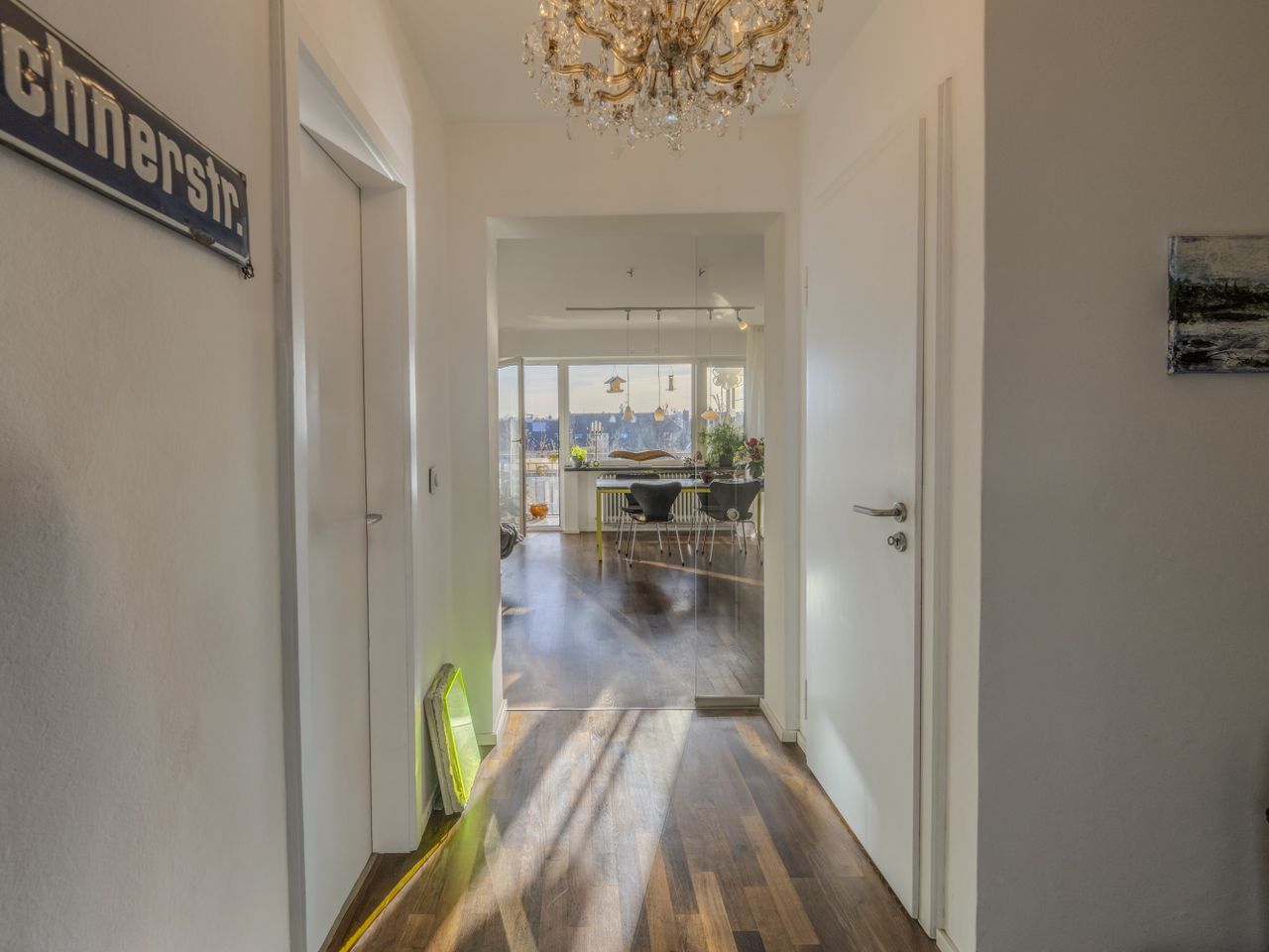 Flur mit Blick in den Wohnbereich