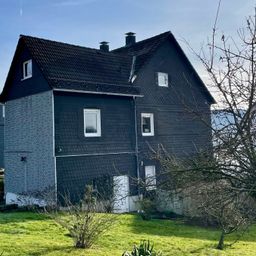 Geräumiges 1-2 Familienhaus mit Garten und zwei Garagen!