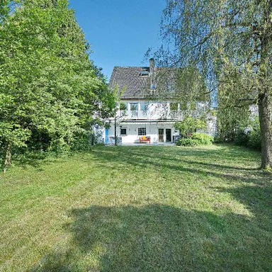 Freistehendes Familiendomizil mit viel Platz und zwei Garagen in Ratingen-Homberg