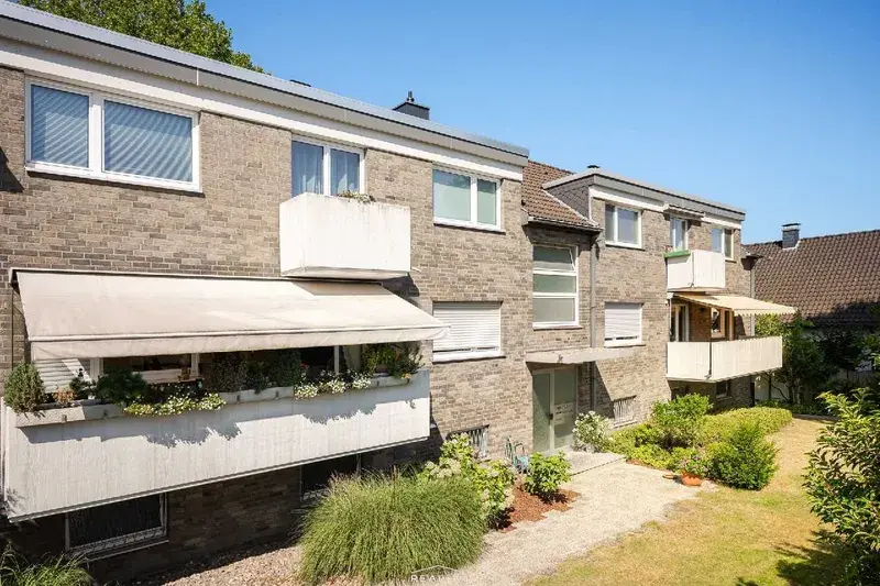 Gut geschnittene 4-Zimmer-Wohnung mit zwei Balkonen und einer Garage in Ratingen-Mitte
