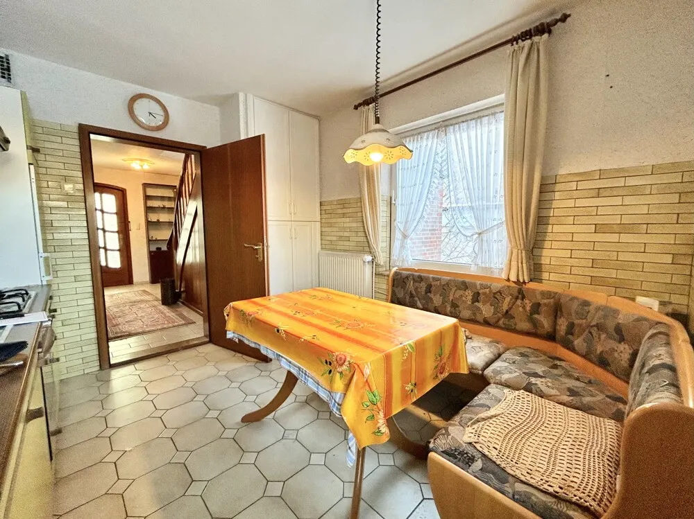 Küche mit Einbauküche