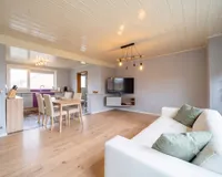 Wohnzimmer Hinterhaus KI generiert