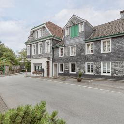 Denkmalschutz trifft Altbaucharme: Wohn- und Geschäftshaus mit Stellplätzen und Hoffläche!