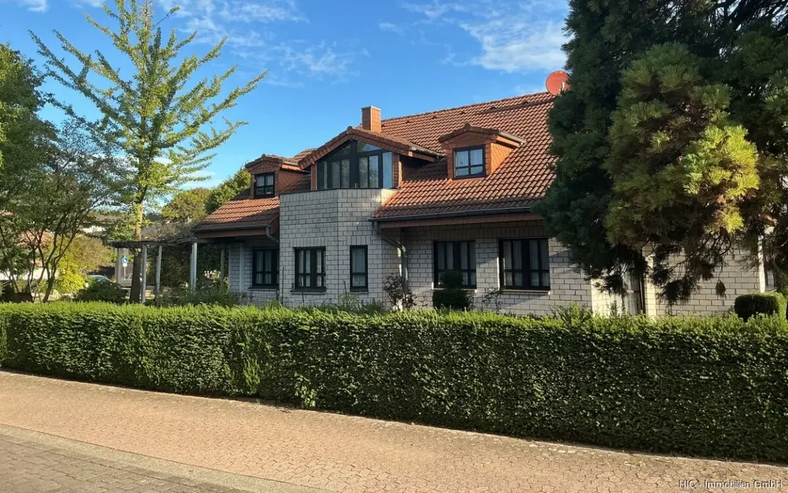 Nettetal-Lobberich: 2 Familienhaus mit Büroeinheit, kleiner Halle und ca. 600 m² Gewerbefreifläche