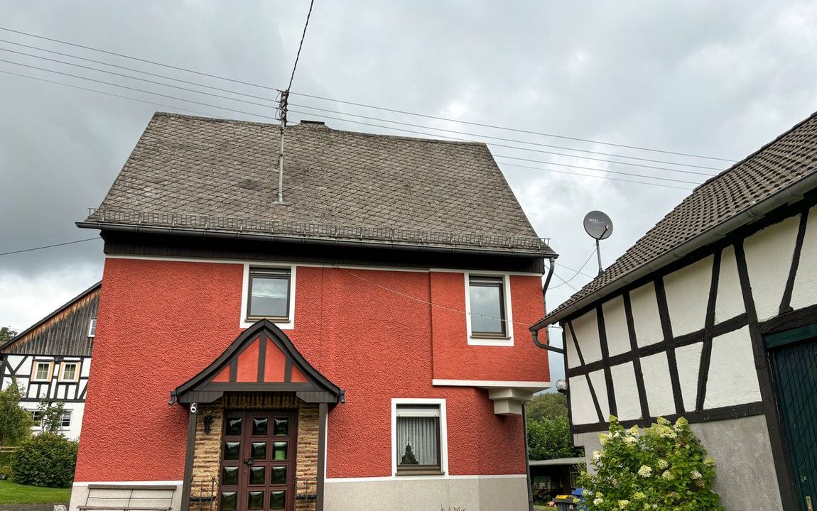 Ruhig gelegenes Einfamilienhaus mit Garten, zwei Garagen und Scheune in idyllischer Lage!