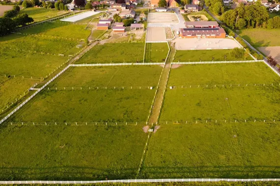 Reitanlage mit Halle und zwei Reitplätzen zu verkaufen