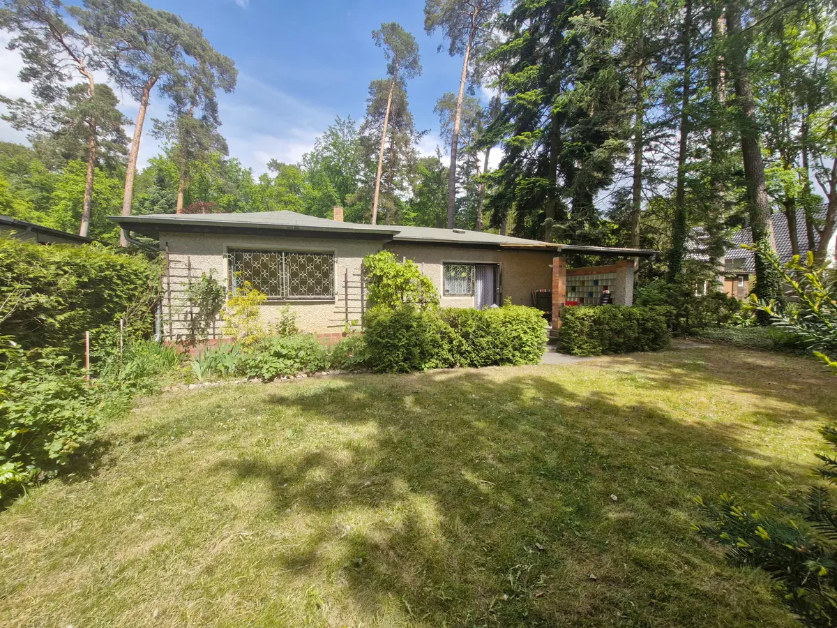 wunderschönes Grundstück mit massivem Bungalow