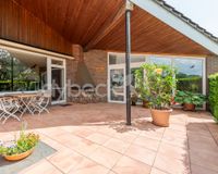 Überdachte Terrasse mit Kamin