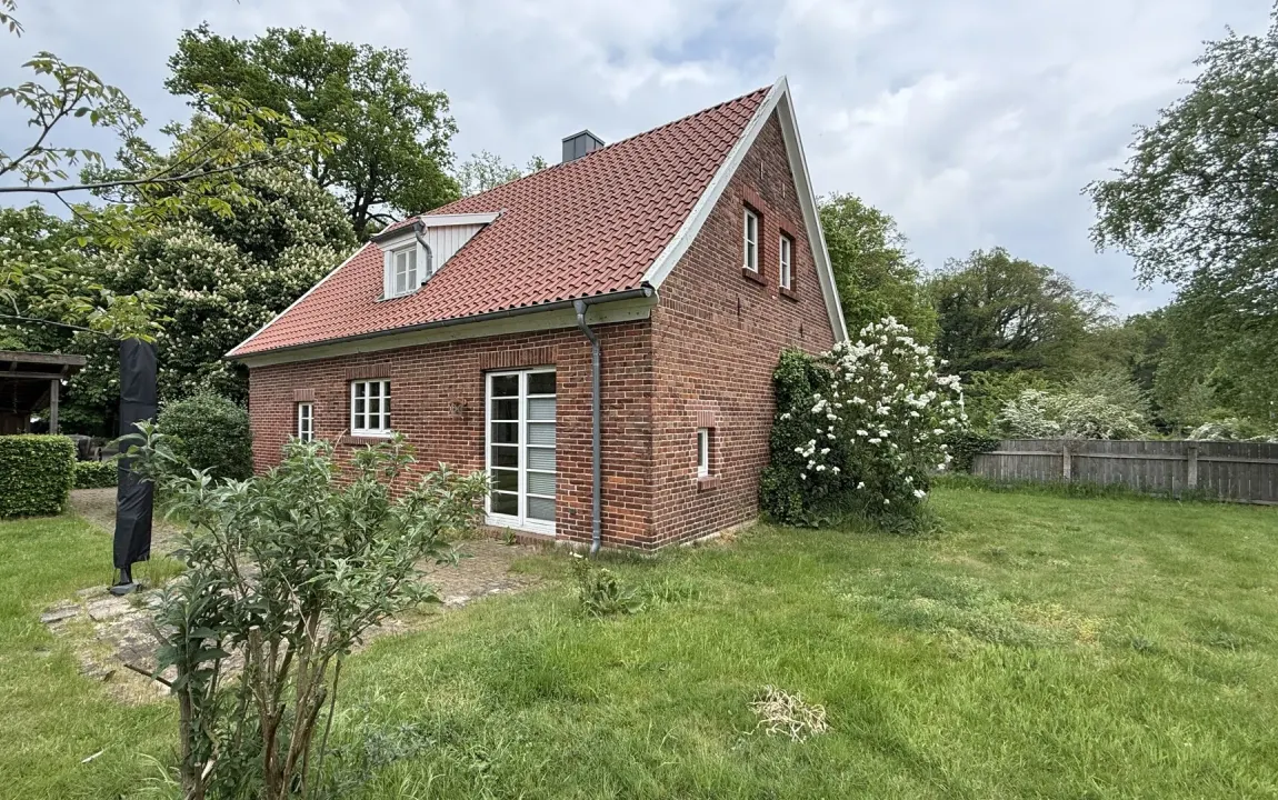 Ferienhaus mit Dauerwohnsitz – solides Landhaus im Grünen